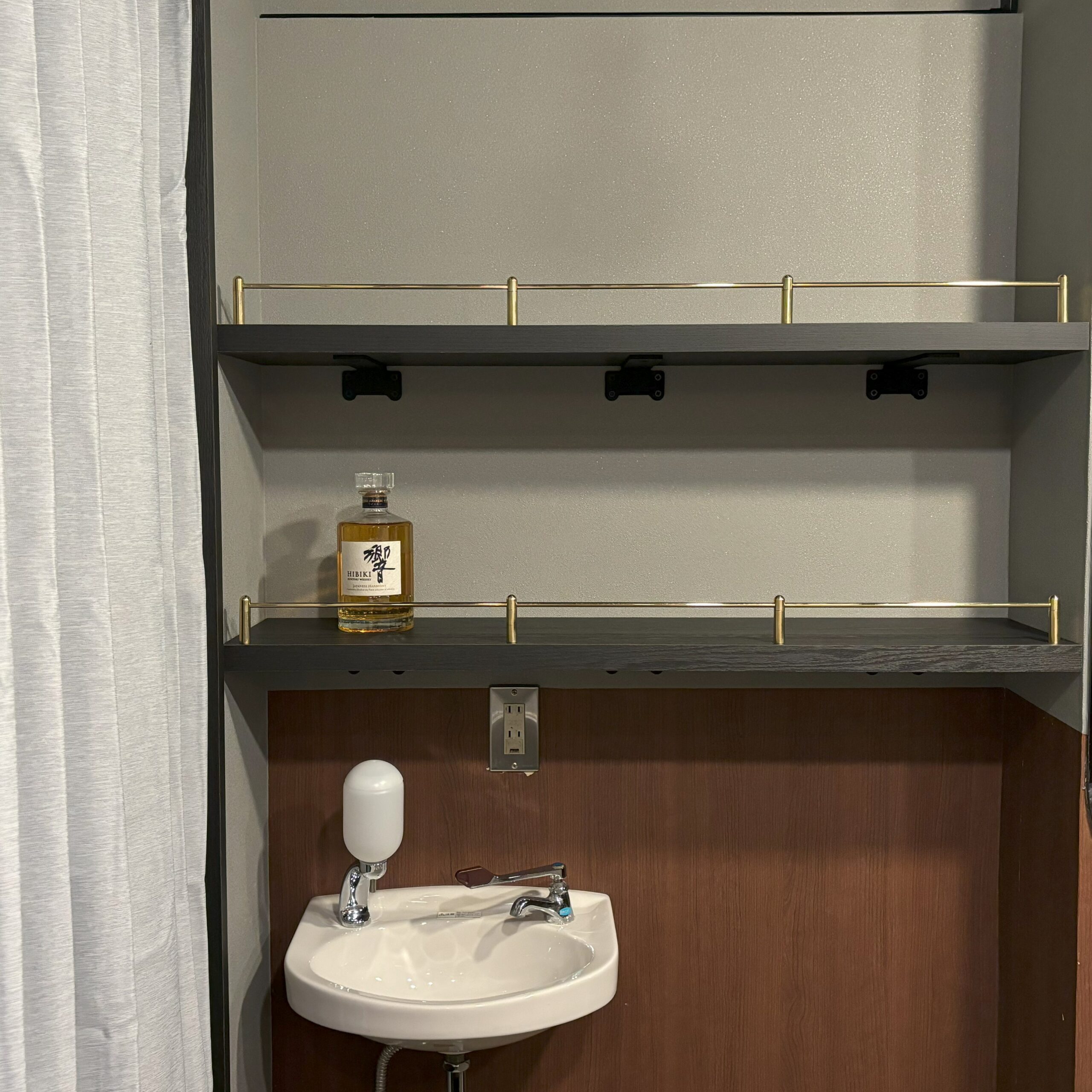 北区　スナック　ボトル棚取付